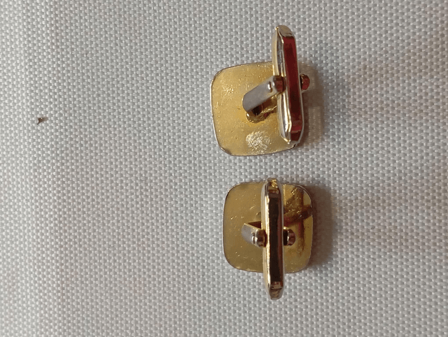 Boutons de manchettes dorés carrés traits obliques