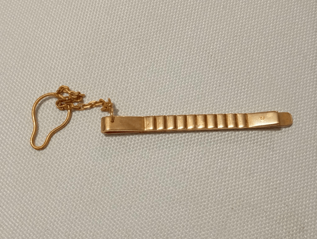 Pince à cravate dorée avec attache