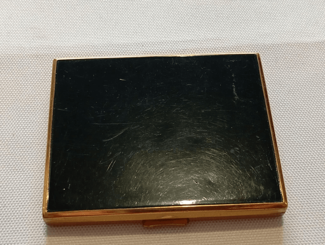 Poudrier noir et doré rectangulaire avec pochette