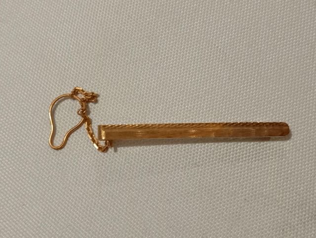 Pince à cravate dorée avec attache