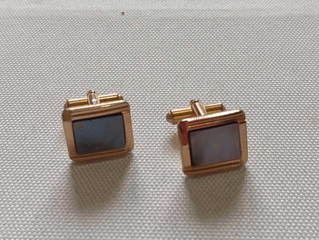 Boutons de manchettes dorés et nacrés gris