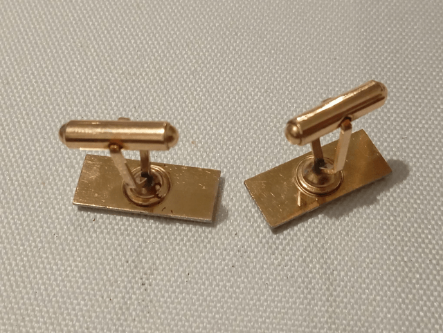 Boutons de manchettes dorés rectangles longs