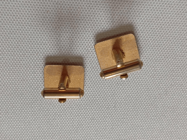 Boutons de manchettes dorés et nacrés gris
