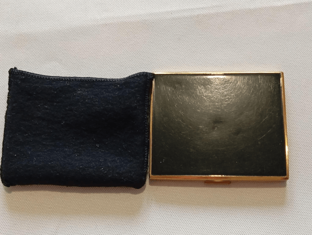 Poudrier noir et doré rectangulaire avec pochette