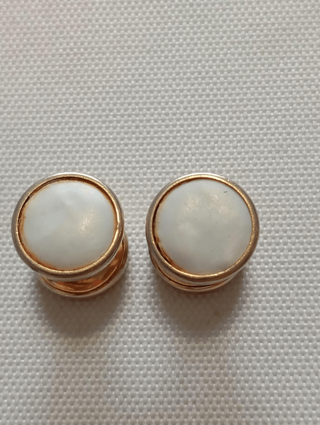 Boutons de manchettes ronds dorés et nacrés 