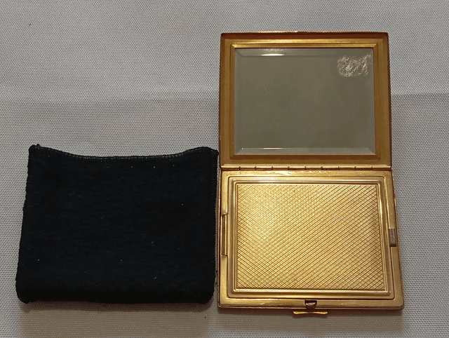 Poudrier noir et doré rectangulaire avec pochette