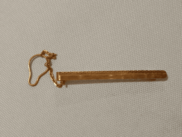 Pince à cravate dorée avec attache